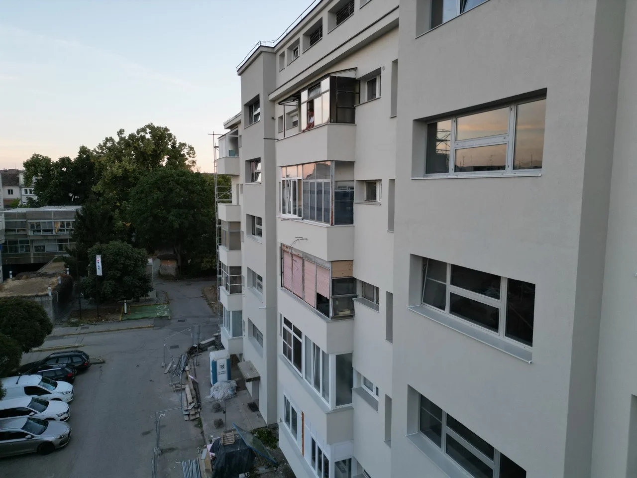 Pogled izbliza na novo pročelje i balkone